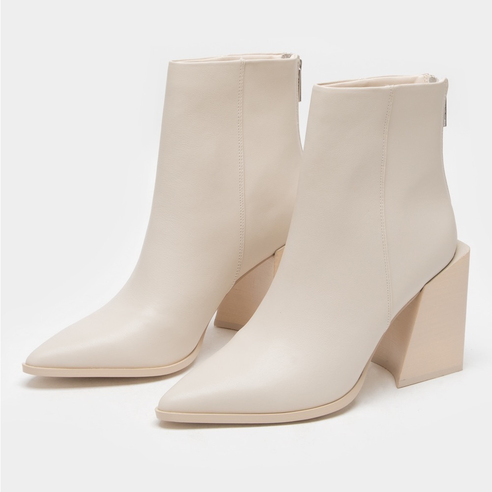 NWB never worn Steve Madden Tish Boots in Bone